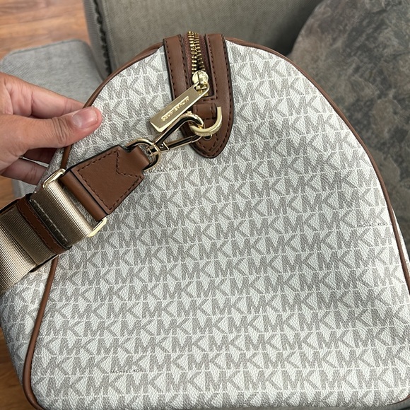 Michael kors duffle bag Euc - Picture 6 of 7